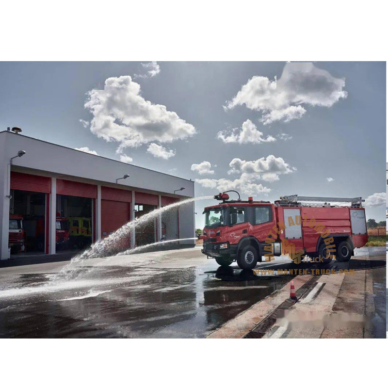 Camion de pompiers d'aéroport avec deux moniteurs d'incendie